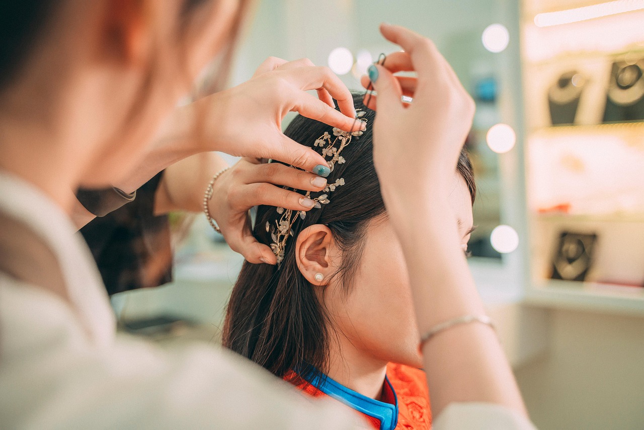 Gimme Beauty Medium Hair Clip - Flower Claw Clip Duo - Aesthetic Accessories for Women - Gentle-Grip Daisy Accessory with Non-Slip Finish - Colorful Claw Perfect for Long Hair - 2 Pack, Blue/Tan